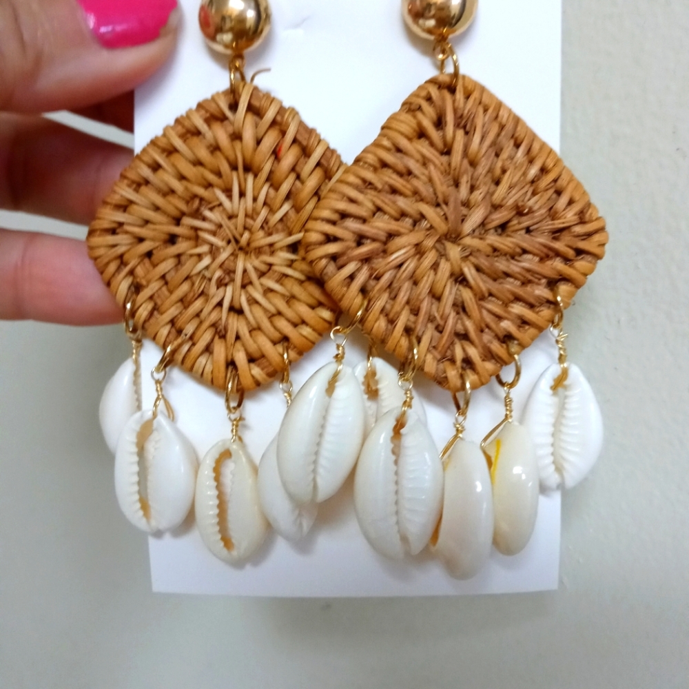 Handmade rattan and natural snail earrings.